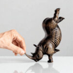 مجسمه دست‌ساز کرگدن طرح رقص - Image 2